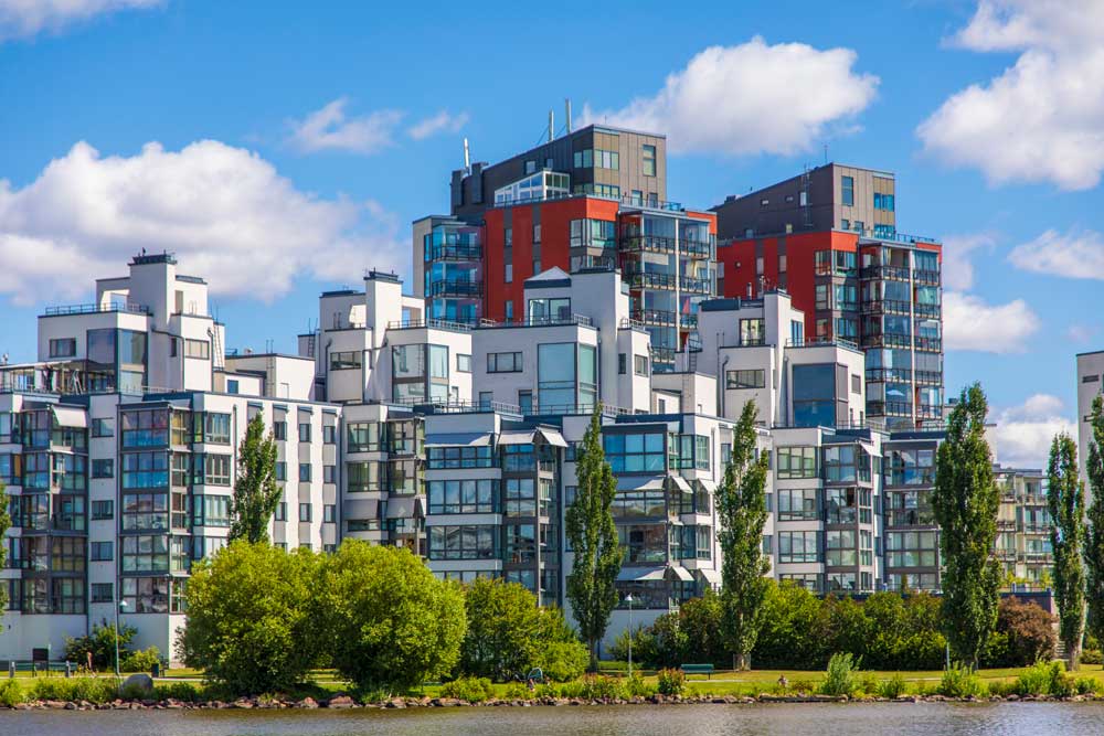 Vitt lägenhetshus i Stockholm