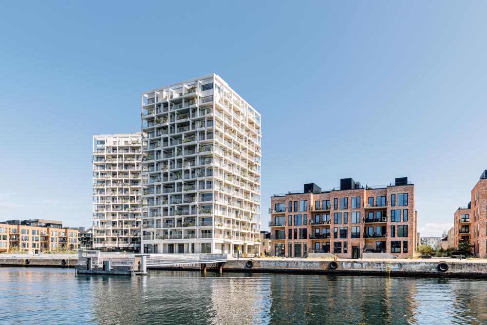 Moderna lägenhetshus vid vattnet